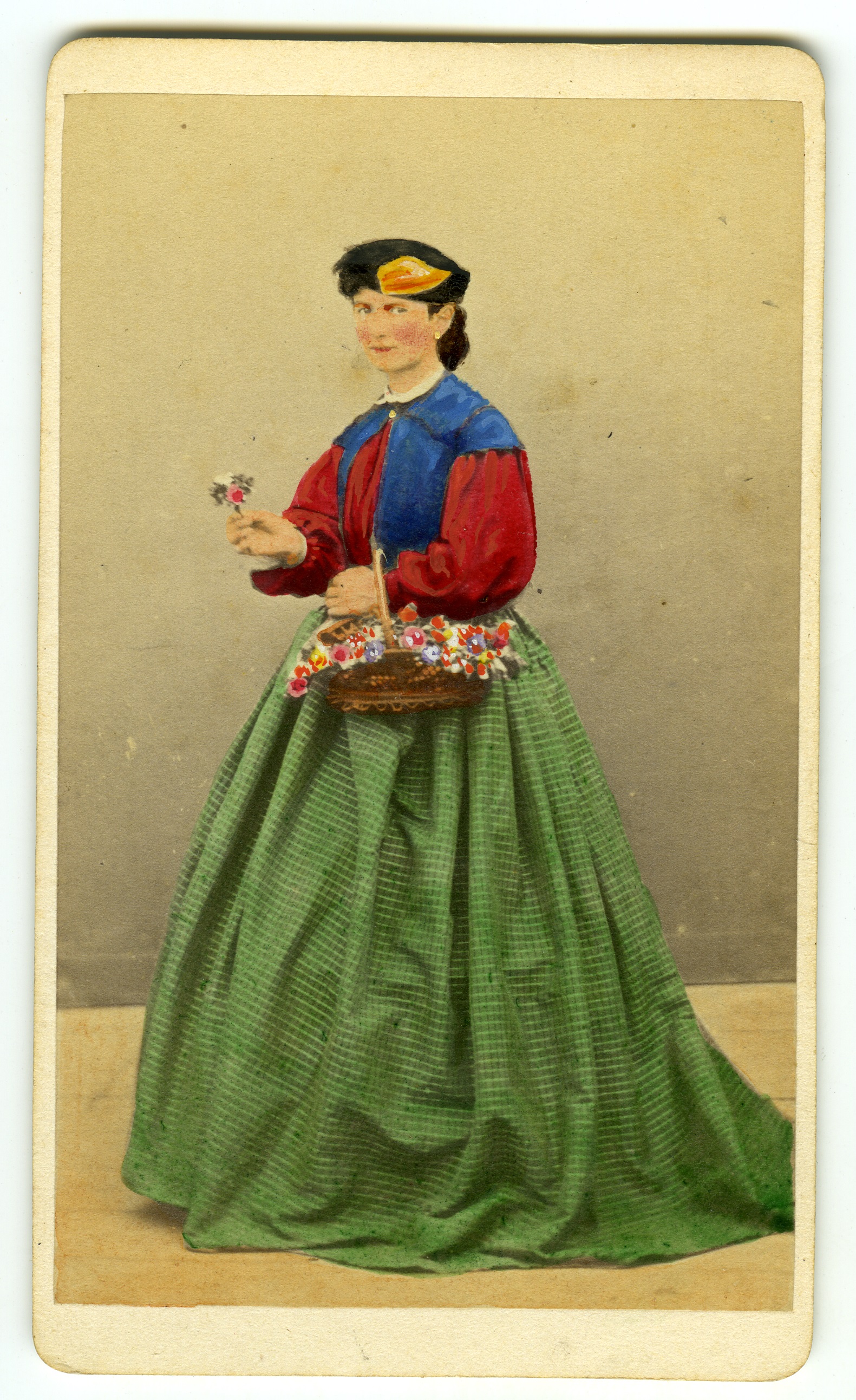 Donna ripresa intera con cestino di fiori da consegnare e cappellino (biglietto da visita) di Ponti C (XIX)