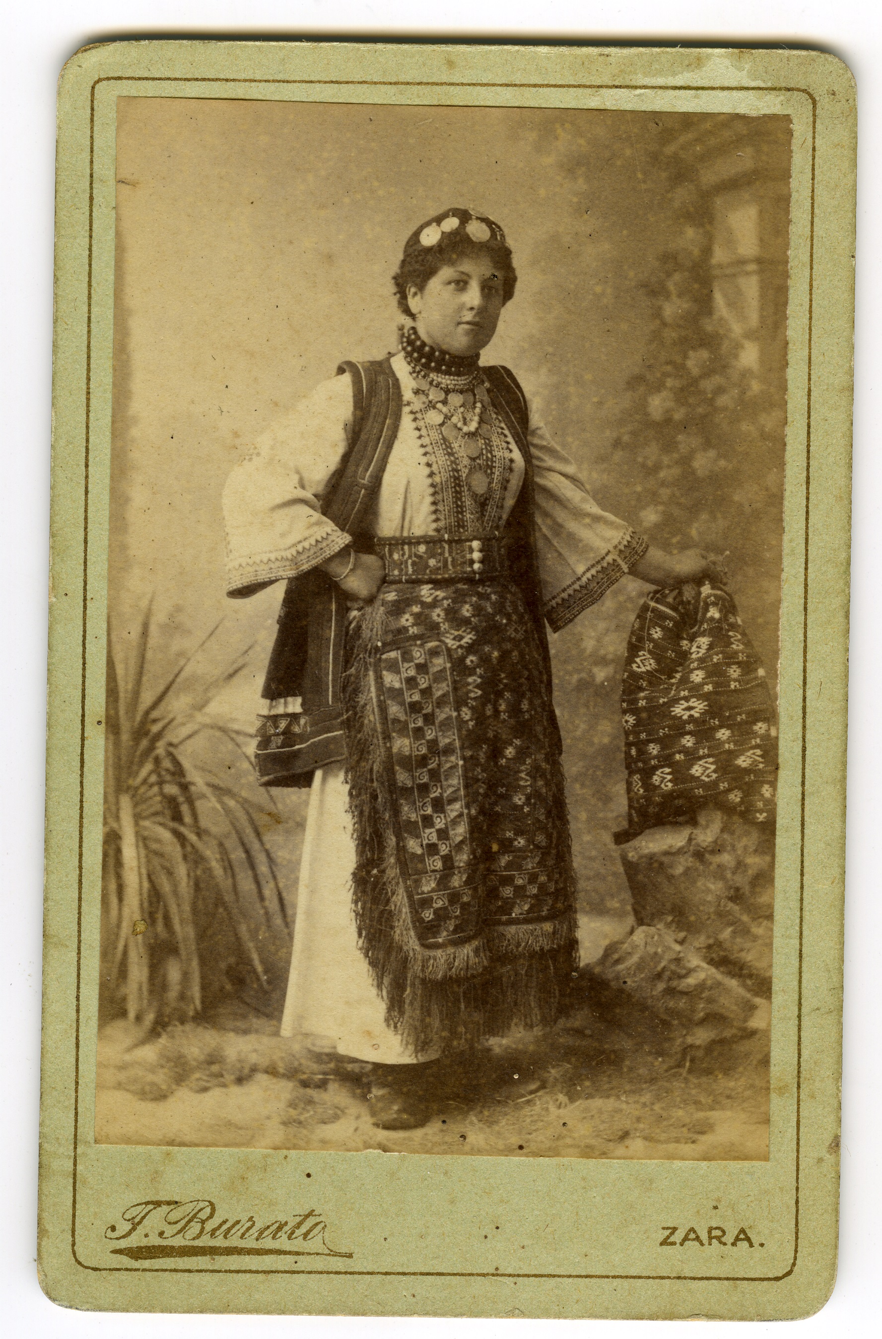 Donna in costume popolare di Zara (biglietto da visita) di Burato T (XIX)