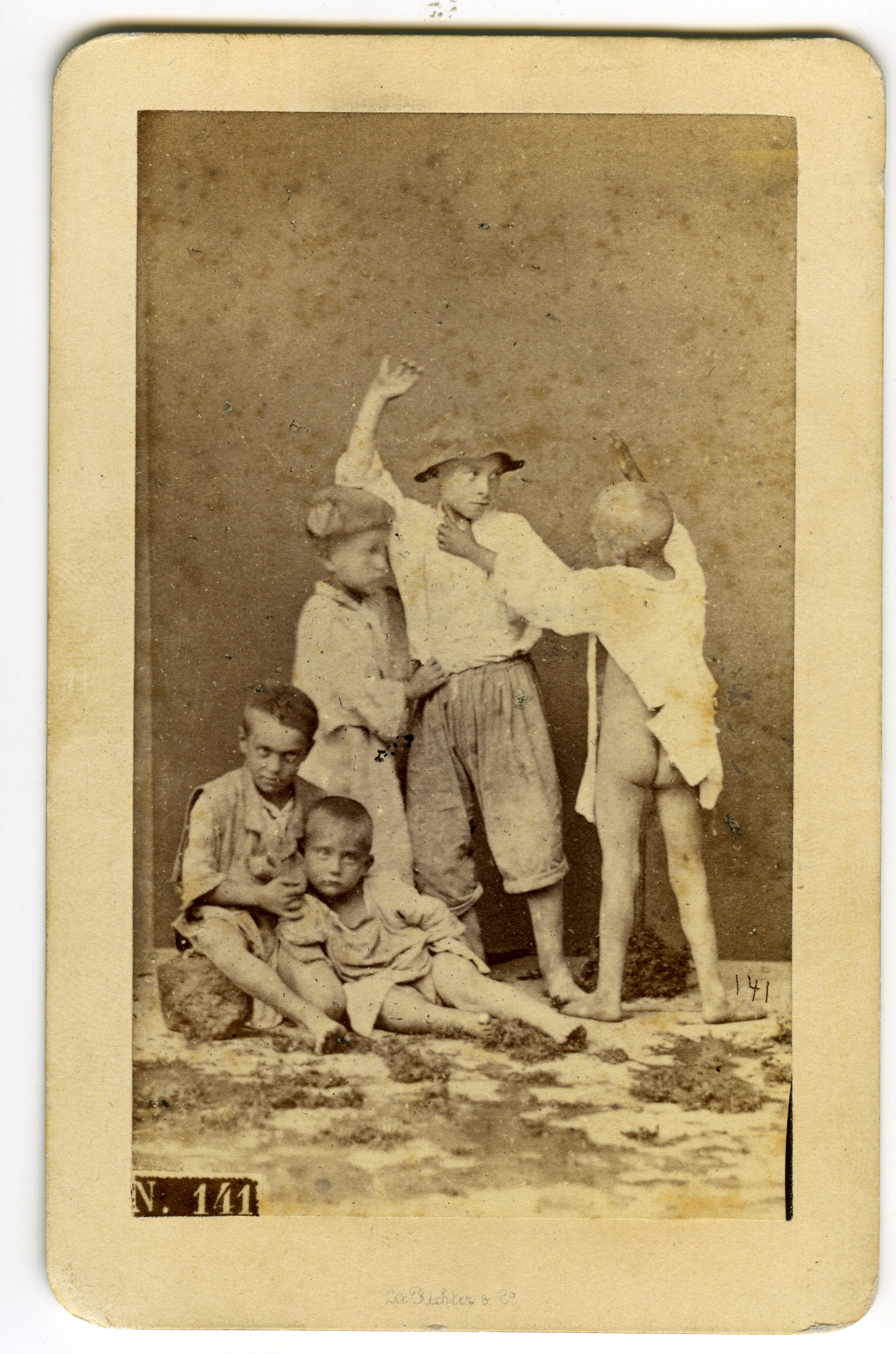 Scena in studio di ragazzi che fingono di litigare (biglietto da visita) di Richter & Co (XIX)