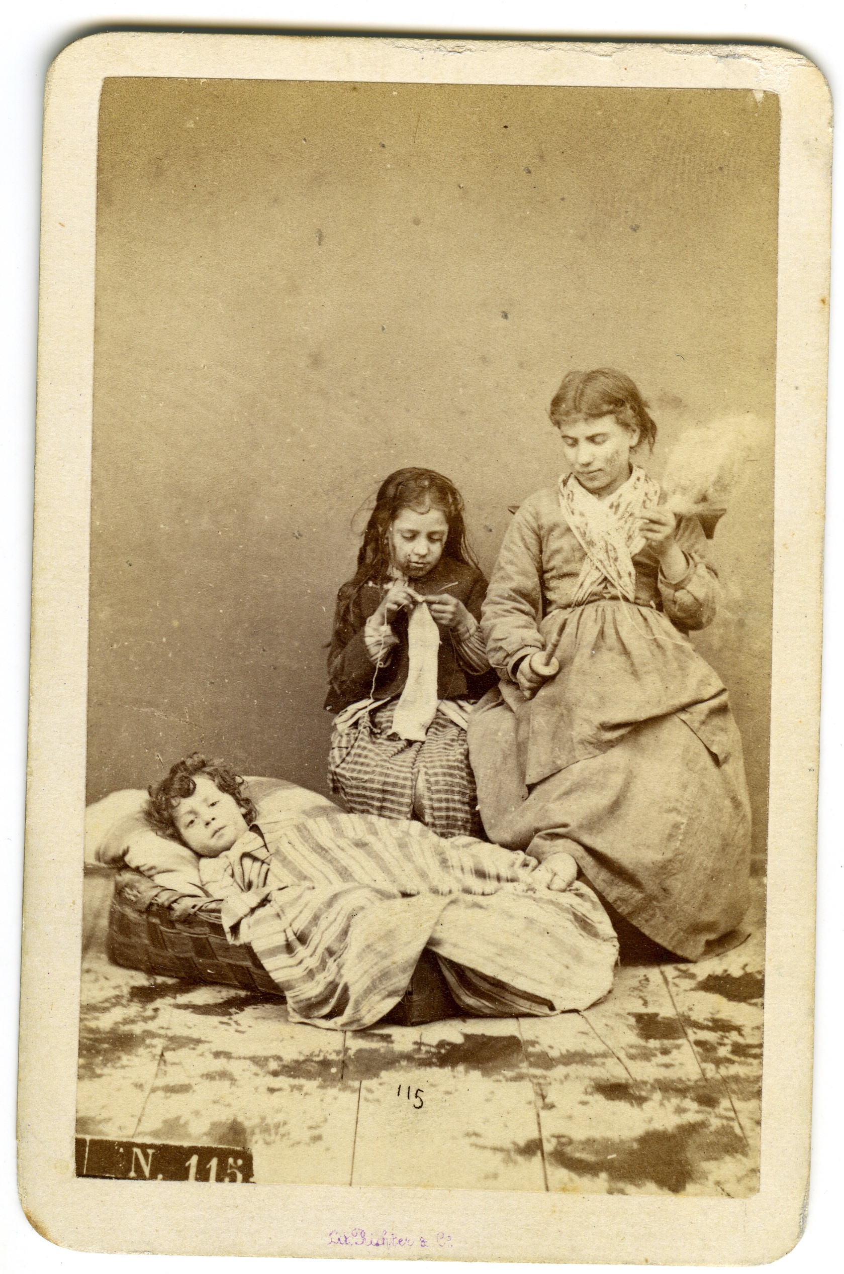 Scena in studio di mamma e figlia che sorvegliano il figlio dormiente nel cesto (biglietto da visita) di Richter & Co (XIX)