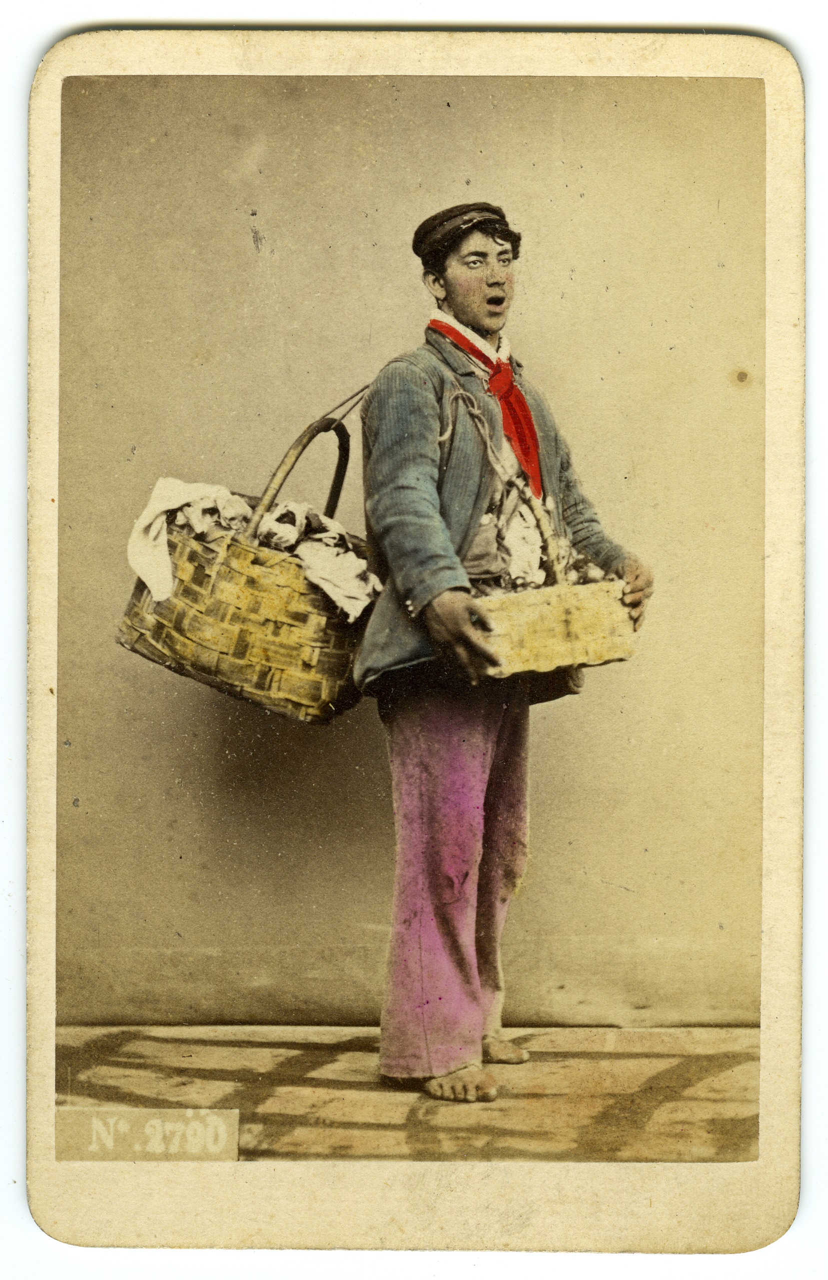 Venditore ambulante con i piedi nudi (biglietto da visita) di Sommer G (XIX)