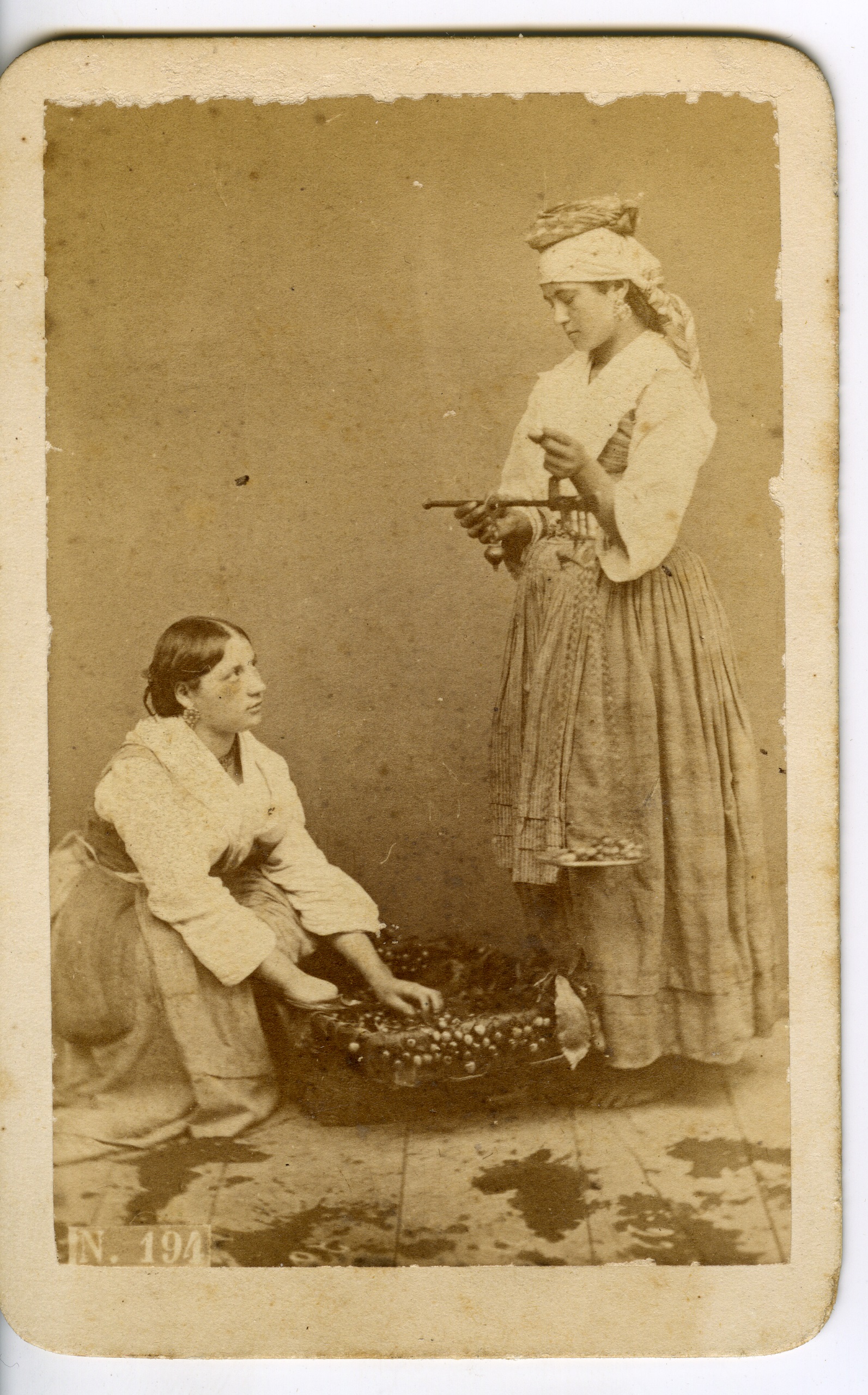 Due giovani venditrici di lumache (biglietto da visita) di Conrad G (XIX)