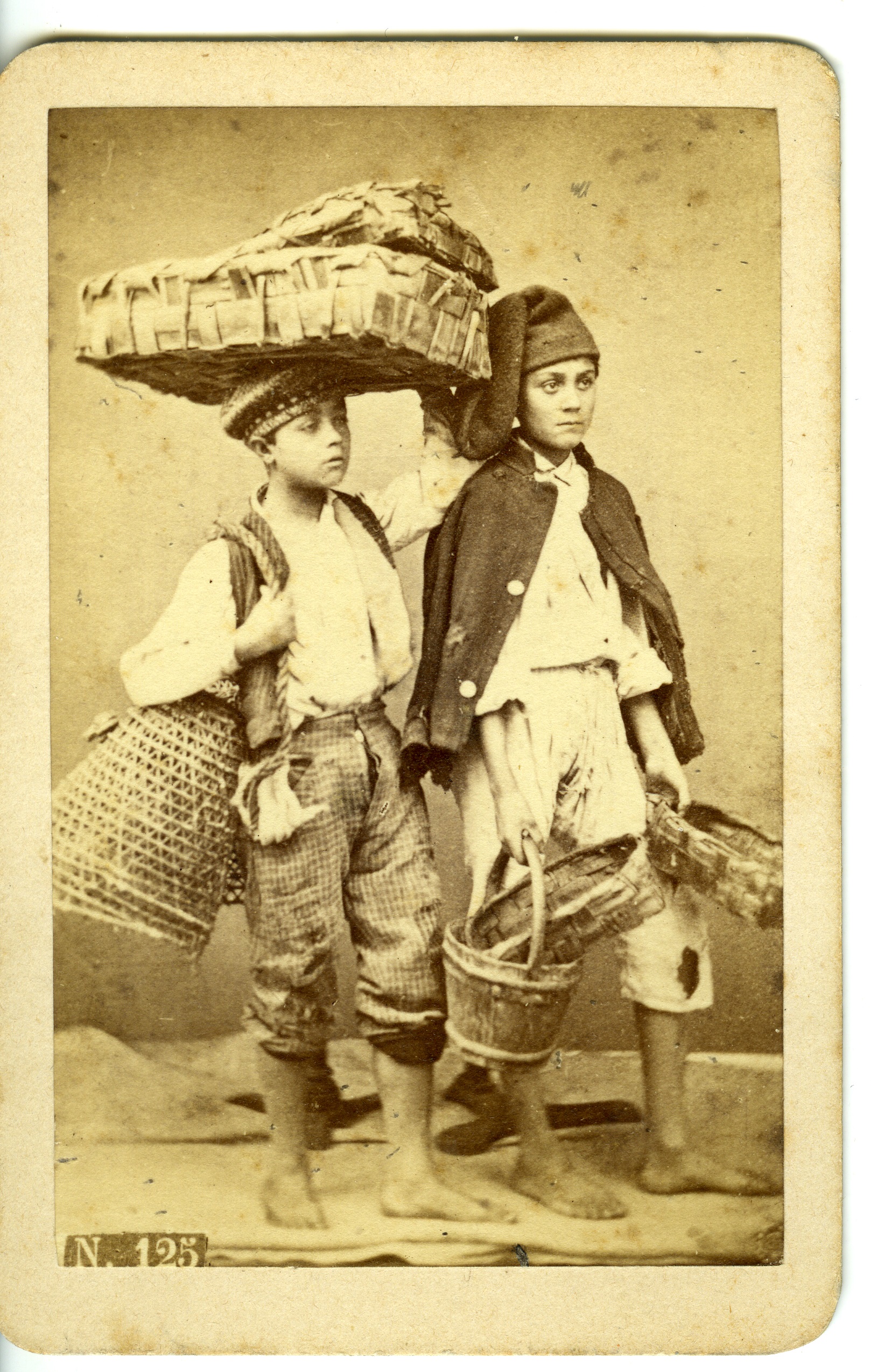 Due giovani venditori di cesti in vimini (biglietto da visita) di Conrad G (XIX)