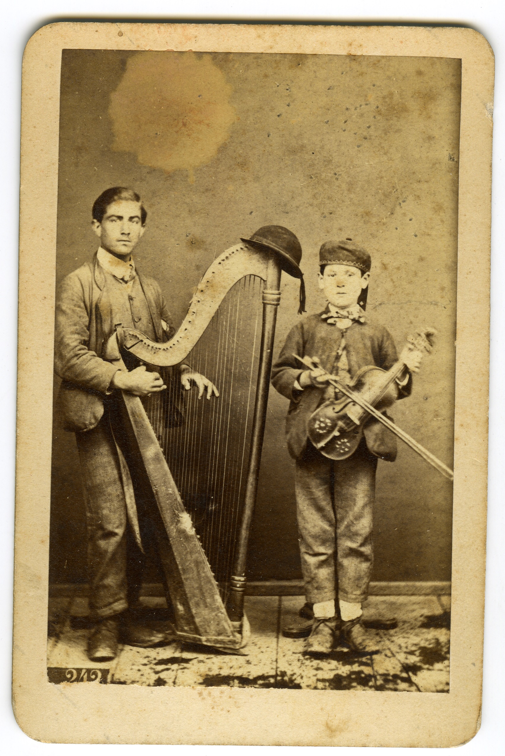 Due giovani musicisti ambulanti con violino ed arpa di Viggiano (biglietto da visita) di Conrad G (XIX)