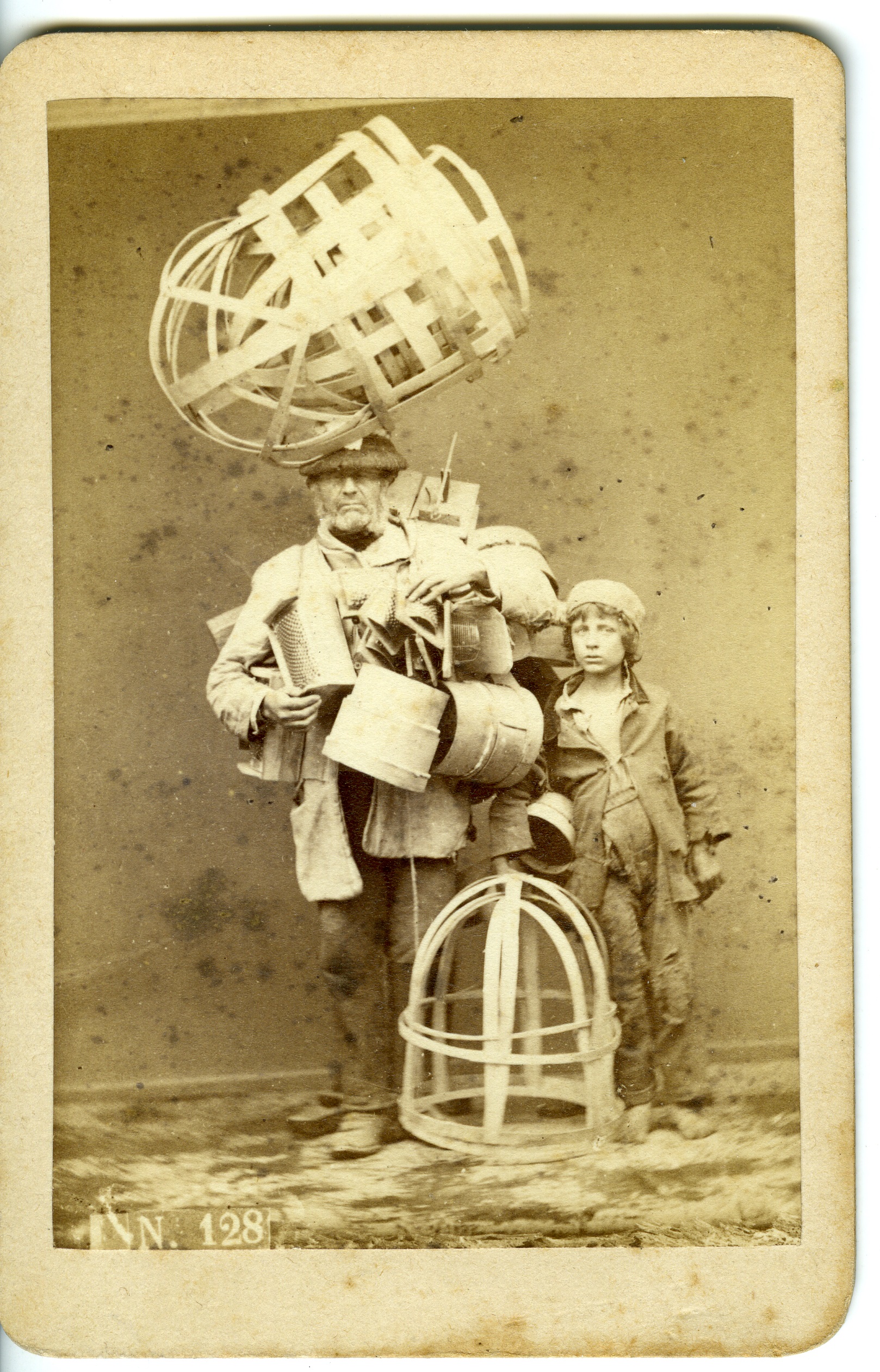 Adulto con ragazzo addobbati di enormi cesti di varie misure (biglietto da visita) di Conrad G (XIX)