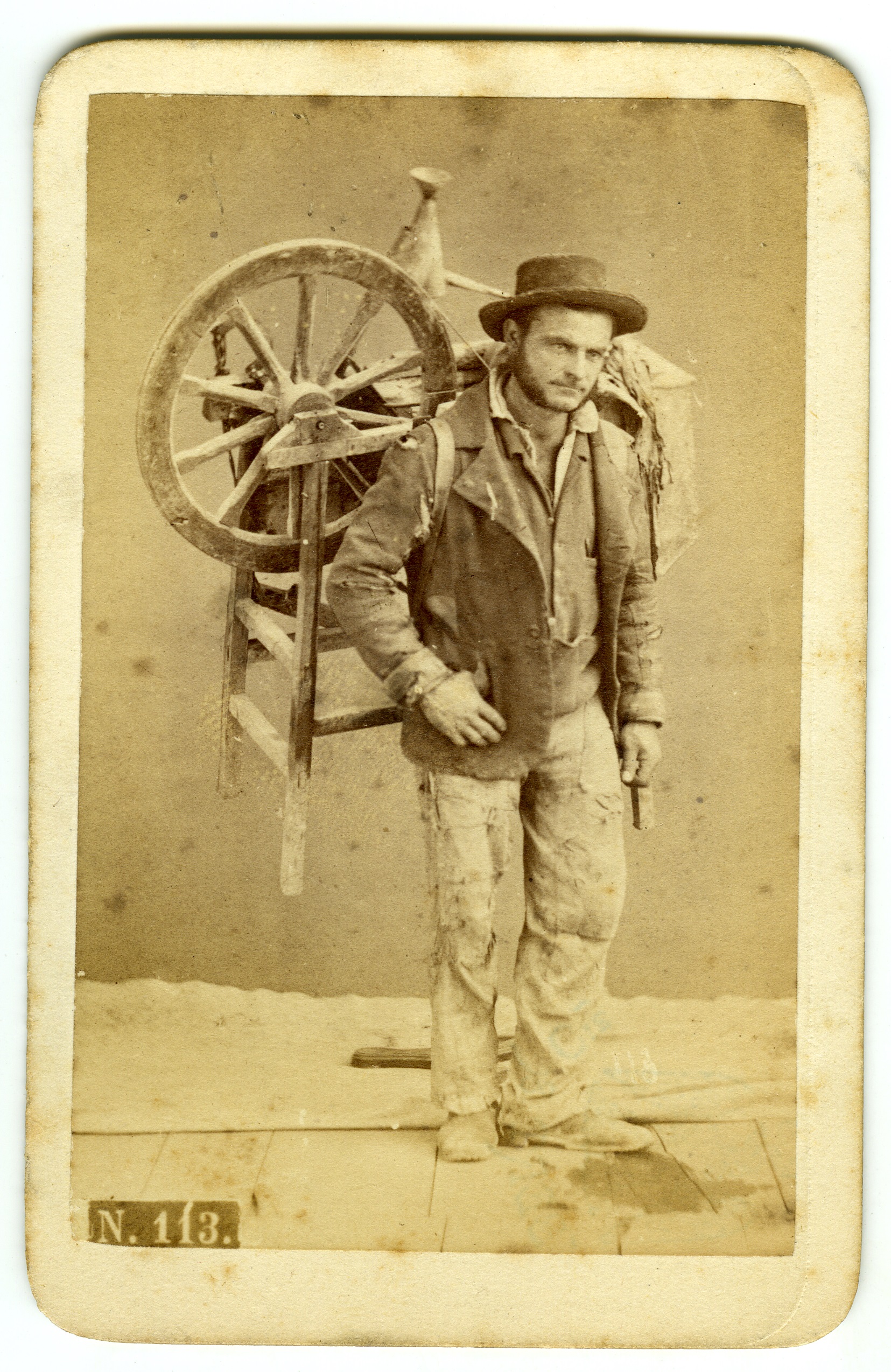 Ambulante con telaio sulle spalle per affilare le lame (biglietto da visita) di Conrad G (XIX)