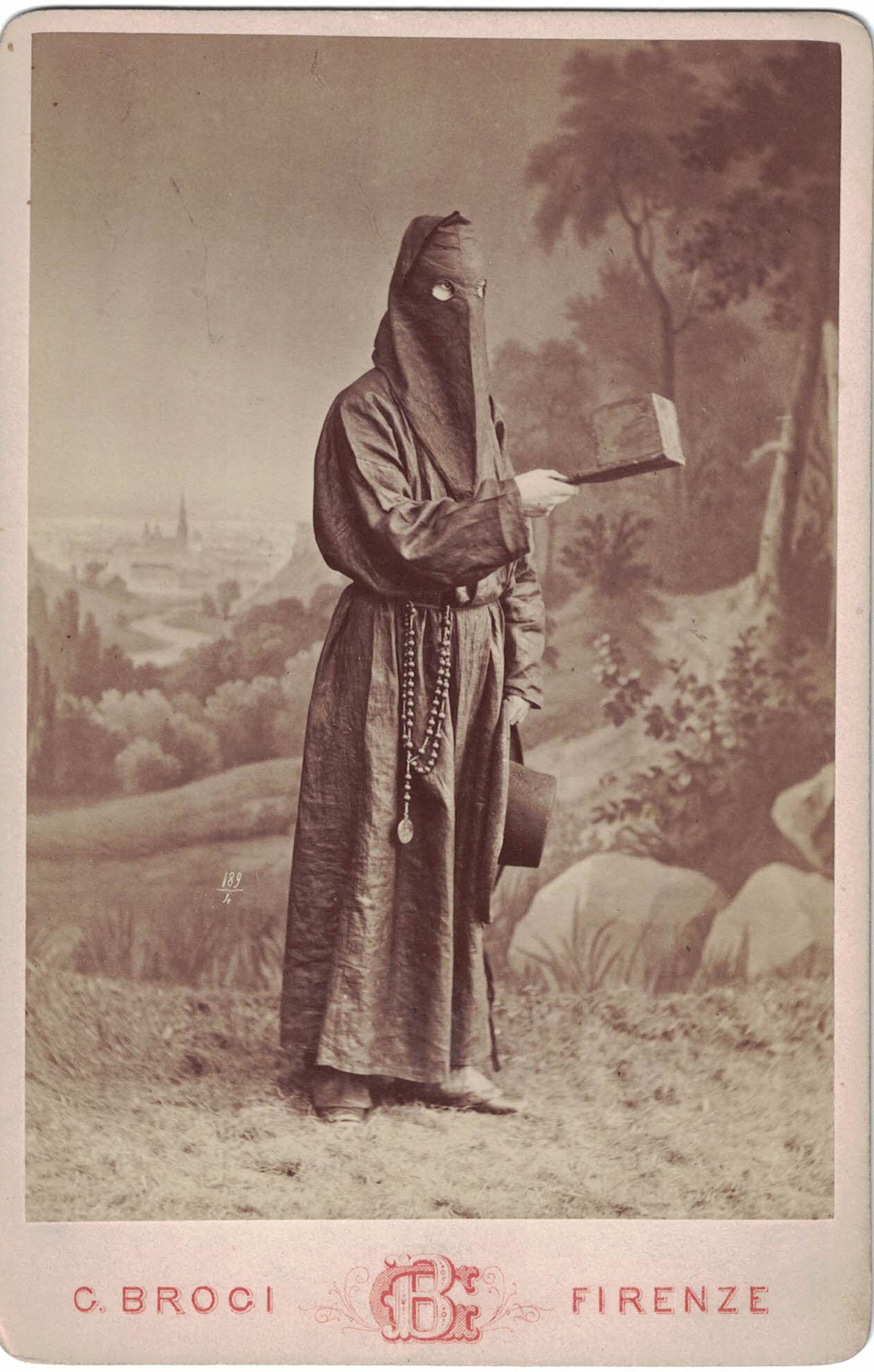Incappucciato della Confraternita Fratelli della Misericordia (biglietto da visita) di Brogi G (XIX)