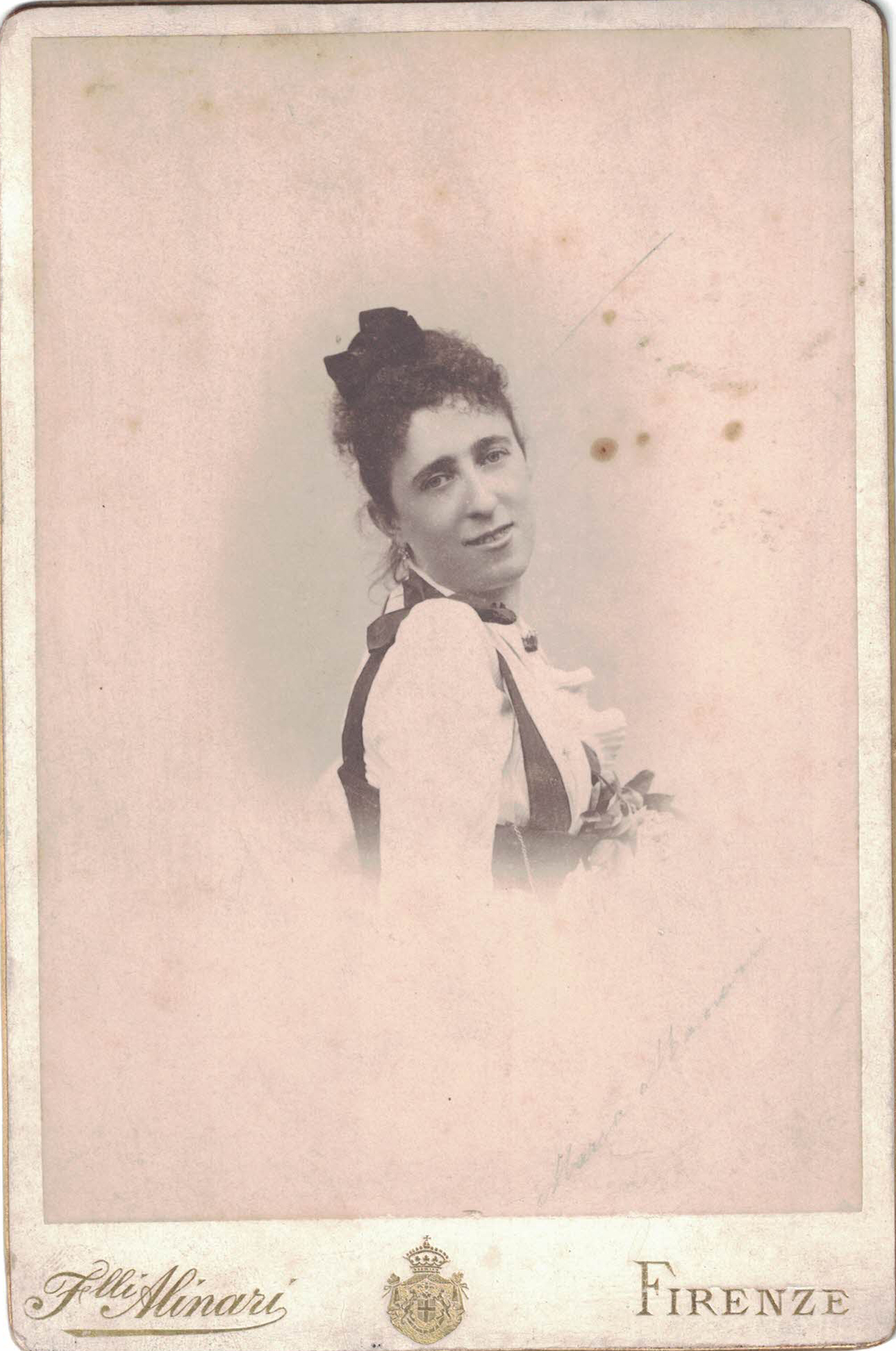 Donna ripresa di lato a mezzo busto con sfumatura ovale (biglietto da visita) di Fratelli Alinari (XIX)