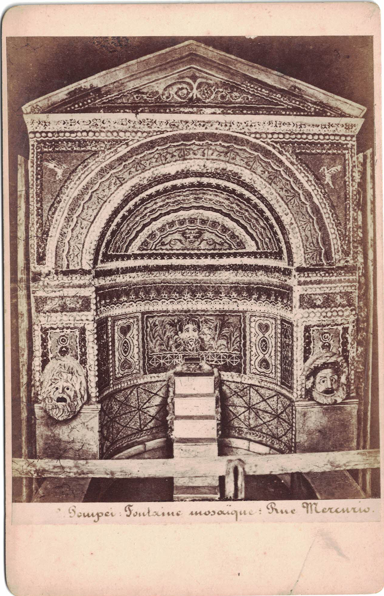 Via Mercurio, fontana con mosaico degli Scavi di Pompei (biglietto da visita) di Amodio M (XIX)