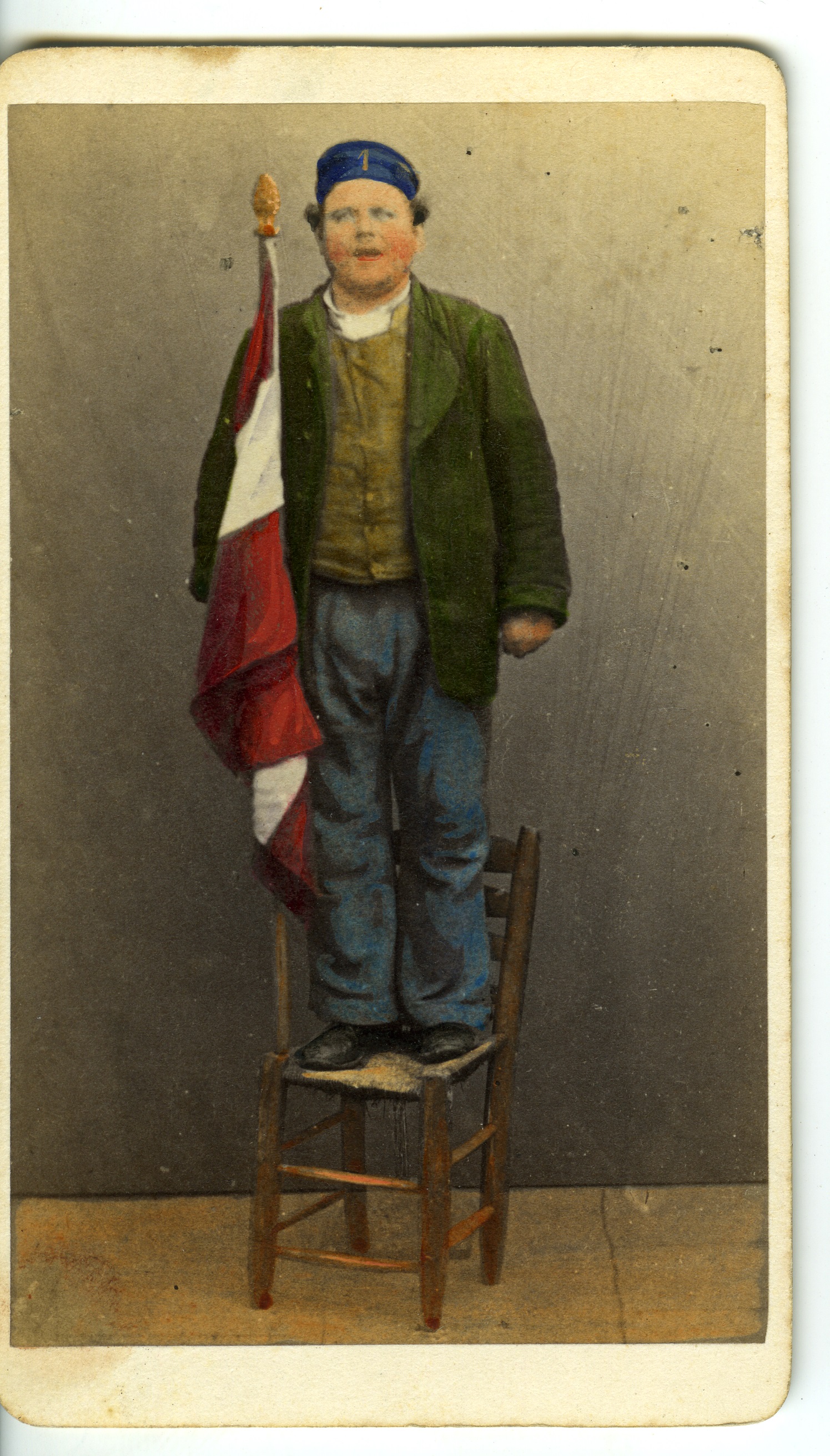 Uomo scherzoso in piedi su una sedia mentre mantiene una bandiera (biglietto da visita) di Ponti C (XIX)