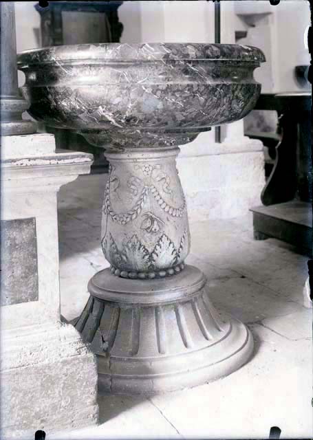 Documentazione storico artistica: sec. XVI, acquasantiera; Giovanni Antonio Pilacorte (negativo) di Pilacorte Giovanni Antonio (Attr), Caprioli, Giovanni (primo quarto XX)