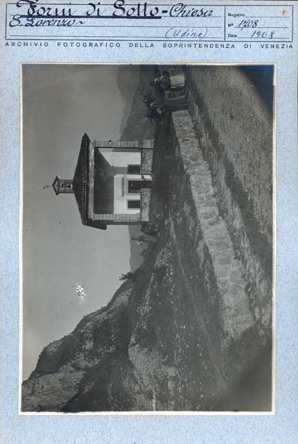 Veduta: esterno, facciata; bambino; uomo; cane; donne; gerle (positivo) di Battigelli, Ernesto, Gabinetto Fot. Soprintendenza ai Monumenti di Venezia (inizio XX)