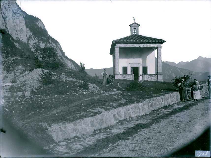 Edifici religiosi: sec. XV, chiesa, San Lorenzo; prima della trasformazioni del '900; Forni di Sotto (negativo) di Battigelli, Ernesto (inizio XX)