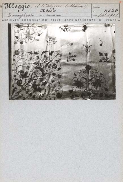 Edifici pubblici: asilo; Illegio (positivo) di Gabinetto Fot. Soprintendenza ai Monumenti di Venezia, Caprioli, Giovanni (primo quarto XX)