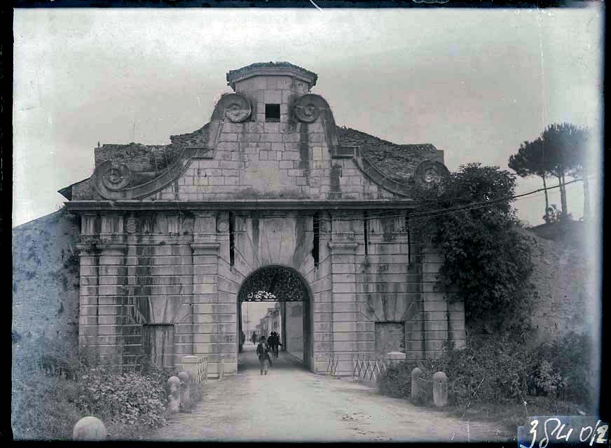 Documentazione storico artistica: sec. XVII, porta Aquileia; Palmanova (negativo) di Gabinetto Fot. Soprintendenza ai Monumenti di Venezia (primo quarto XX)