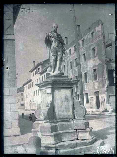 Documentazione storico artistica: sec. XVI, statua, Provveditore Generale Marc'Antonio Barbaro; ambito veneto; Palmanova, Piazza grande (negativo) di Gabinetto Fot. Soprintendenza ai Monumenti di Venezia (primo quarto XX)