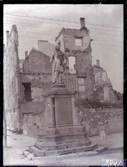 Documentazione storico artistica: sec. XVII, statua, Provveditore Generale Giovanni Mocenigo; ambito veneto; Palmanova, Piazza grande (negativo) di Gabinetto Fot. Soprintendenza ai Monumenti di Venezia (primo quarto XX)