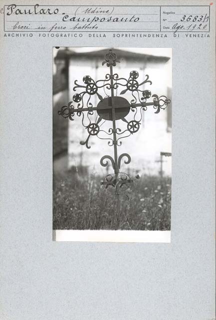 Documentazione storico artistica: croce in ferro (positivo) di Caprioli, Giovanni (prima metà XX)