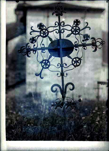 Documentazione storico artistica: croce in ferro (negativo) di Caprioli, Giovanni (primo quarto XX)