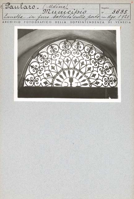 Documentazione storico artistica: lunetta in ferro battuto (positivo) di Caprioli, Giovanni (prima metà XX)