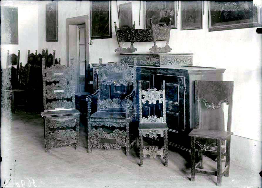 Documentazione storico artistica: sec. XVII, mobili; fattura carnica (negativo) di Caprioli, Giovanni (primo quarto XX)