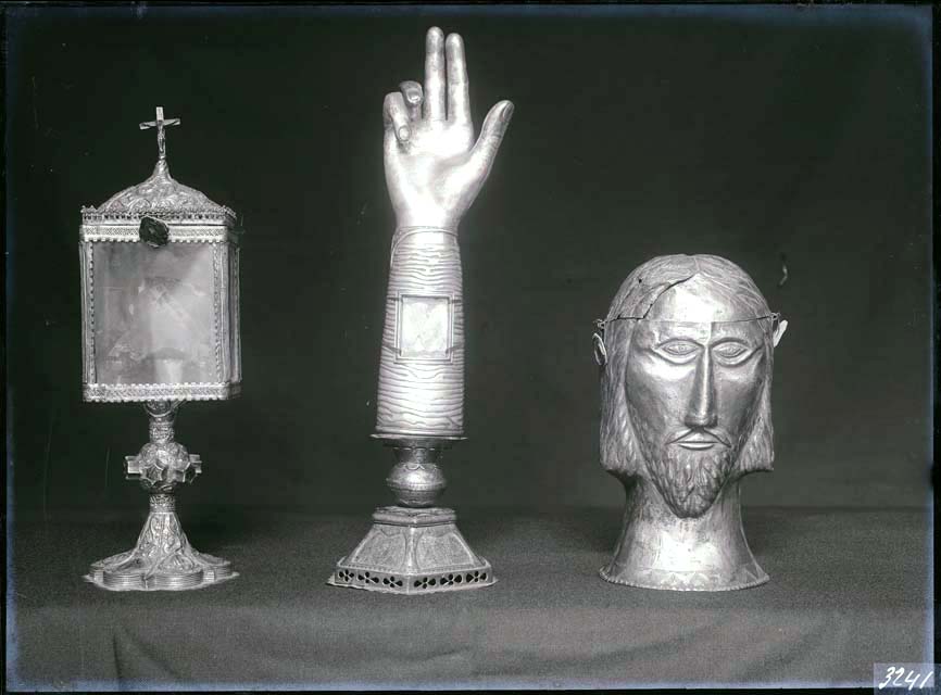 Documentazione storico artistica: sec. XIV, reliquiario d'argento dorato; sec. XV, reliquiario in rame; Mari Giovanni; sec. XIII-XIV, reliquiario in rame; bottega friulana (negativo) di Mari Giovanni, Gabinetto Fot. Soprintendenza ai Monumenti di Venezia - Bottega friulana (prima metà XX)