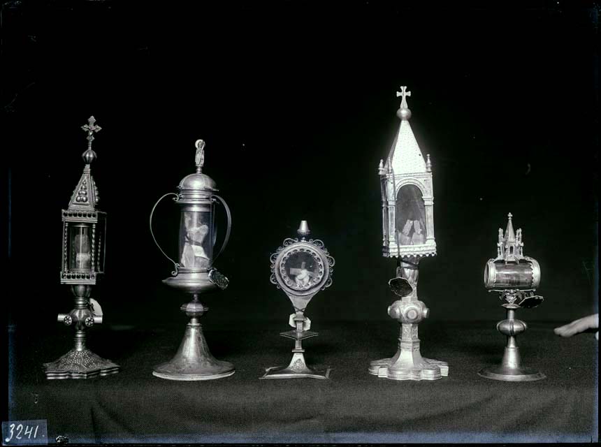 Documentazione storico artistica: sec. XV, reliquiario d'argento; sec. XIV, reliquiario d'argento; sec. XV, reliquiario d'argento dorato; ambito friulano; sec. XV, reliquiario architettonico; ambito friulano; sec. XIV, reliquiario d'argento dorato (negativo) di Gabinetto Fot. Soprintendenza ai Monumenti di Venezia - Ambito friulano, Bottega tedesca (prima metà XX)