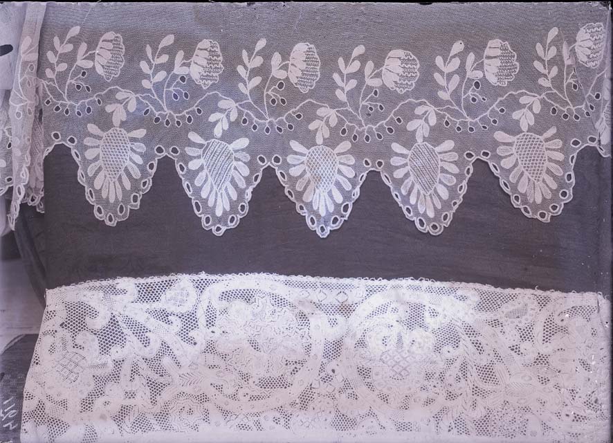 Documentazione storico artistica: camice, merletto (negativo) di Caprioli, Giovanni (prima metà XX)