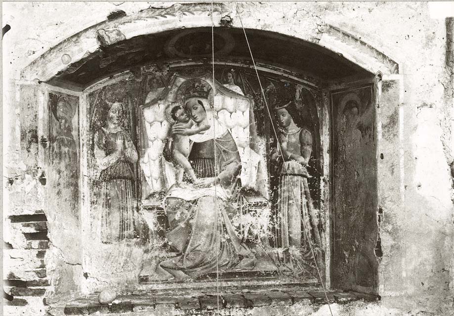 Documentazione storico artistica: sec. XV, affresco, Madonna col Bambino tra angeli; Viviani Giovanni Antonio de' (positivo) di Viviani Giovanni Antonio de' (Attr), Battigelli, Ernesto (prima metà XX)