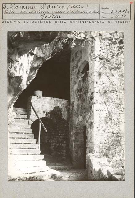 Edifici religiosi: chiesa, San Giovanni Battista; Antro, Grotta di San Giovanni d'Antro; Andrea da Skofja Loka | (positivo) di Andrea da Skofja Loka, Gabinetto Fot. Soprintendenza ai Monumenti di Venezia (prima metà XX)