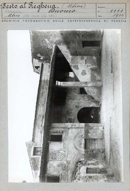 Edifici urbani: sec. XIII, palazzo, residenza abbaziale, atrio d'accesso al vestibolo; maestranze friulane; Sesto al Reghena (positivo) di Gabinetto Fot. Soprintendenza ai Monumenti di Venezia - Maestranze friulane (prima metà XX)