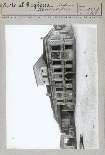 Edifici urbani: sec. XIII, palazzo, residenza abbaziale, atrio d'accesso al vestibolo; maestranze friulane; Sesto al Reghena (positivo) di Gabinetto Fot. Soprintendenza ai Monumenti di Venezia - Maestranze friulane (prima metà XX)