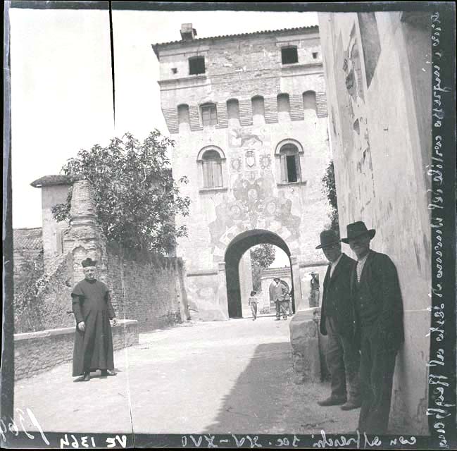 Persone: uomini, bambino, parroco, Don Luigi Rosso (negativo) di Ongaro, Massimiliano - Maestranze friulane (prima metà XX)