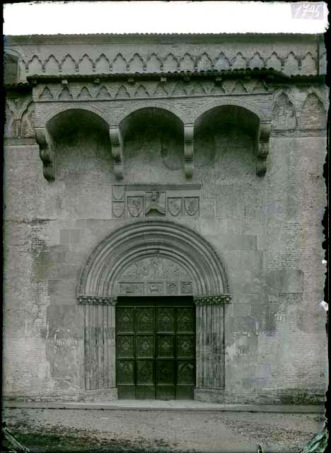 Documetazione storico artistica: sec. XIV, portale in pietra; Zenone da Campione (negativo) di Zenone da Campione, Caprioli, Giovanni (prima metà XX)