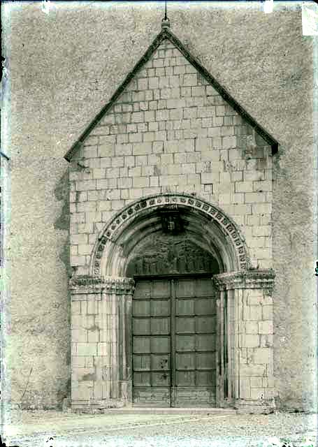 Documentazione storico artistica: sec. XIV, portale maggiore; rilievo, Crocifissione di Cristo (negativo) di Caprioli, Giovanni (prima metà XX)