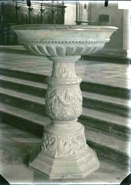 Documentazione storico artistica: sec. XVI, acquasantiera; Bernardino da Bissone (negativo) di Bernardino da Bissone, Caprioli, Giovanni (prima metà XX)