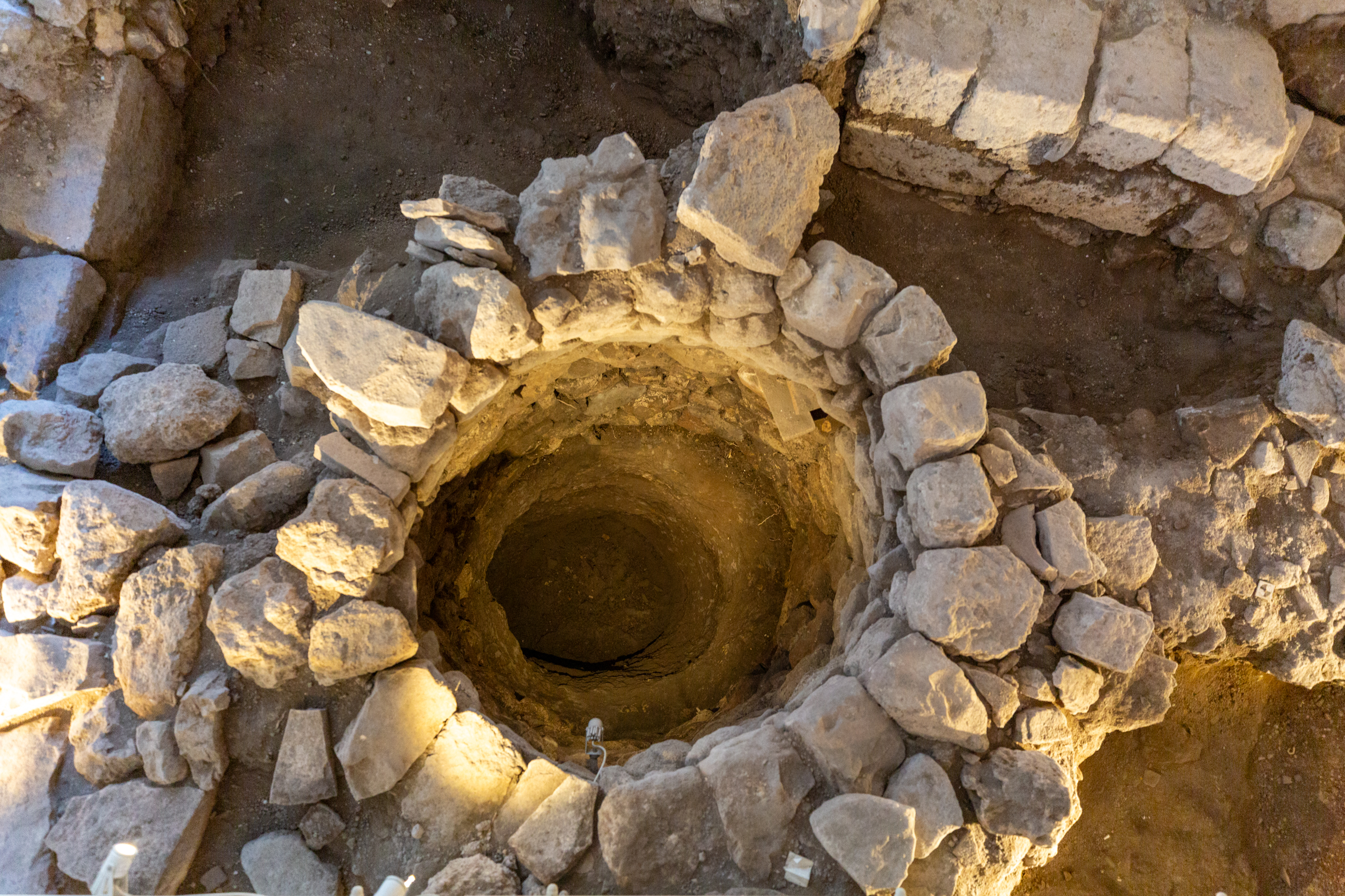 pozzo, Pozzo-immondezzaio (SECOLI/ ARCHI DI SECOLI/ XIV-XV)