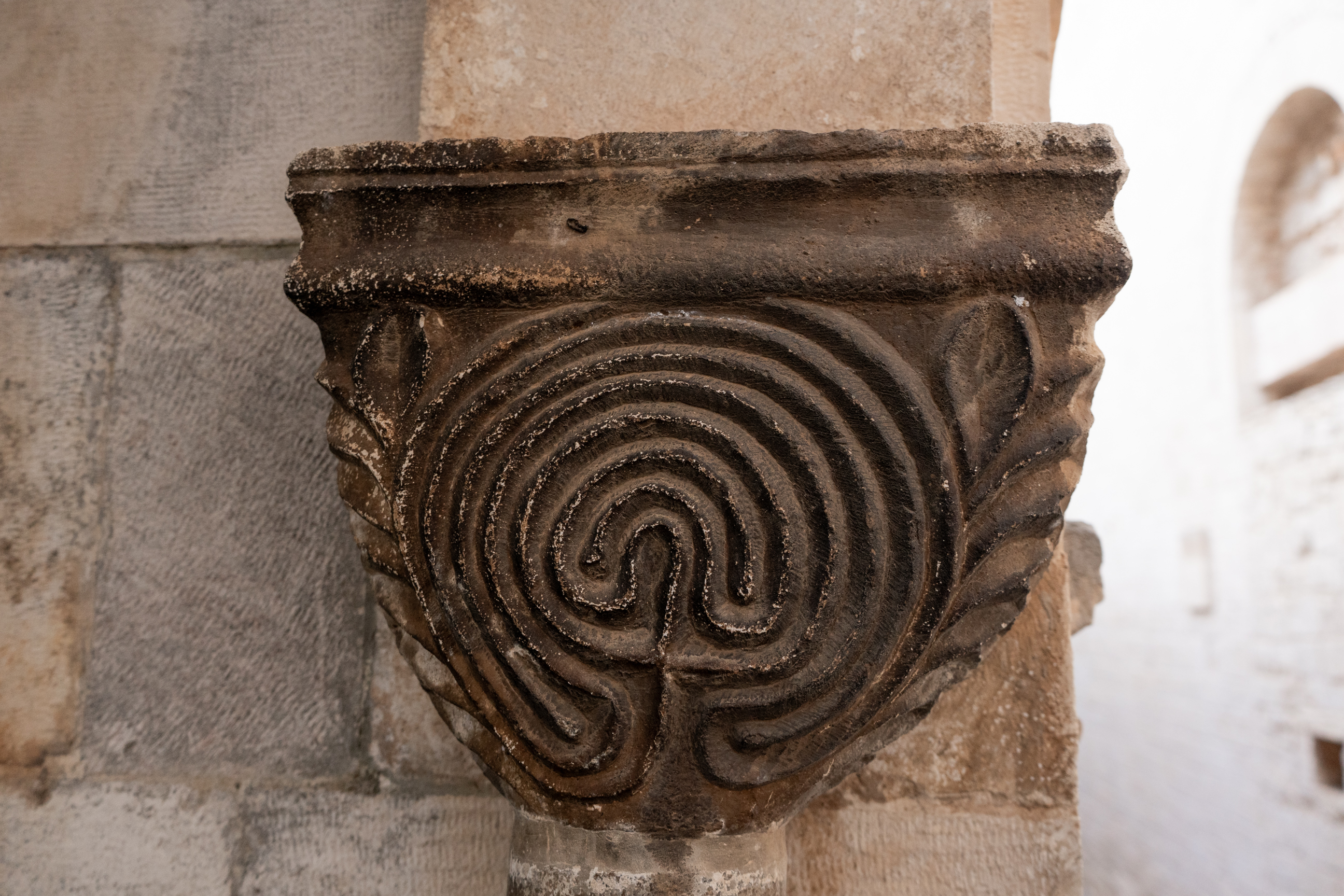 capitello, Capitello con labirinto (SECOLI/ ARCHI DI SECOLI/ XII-XIII)