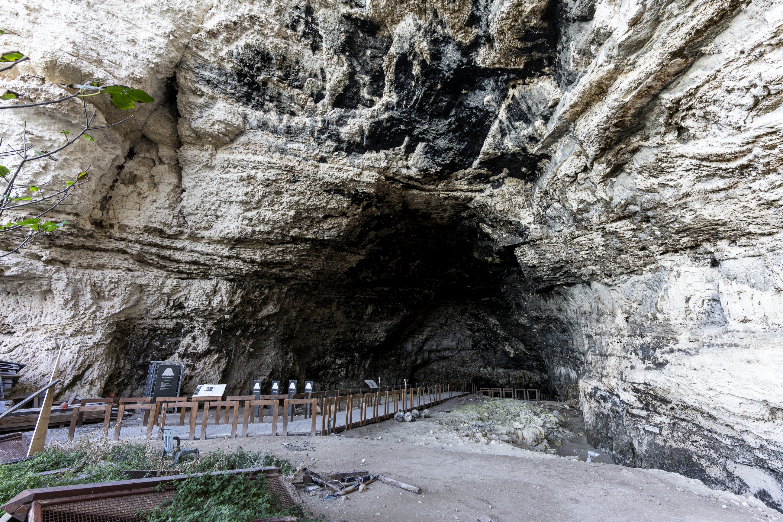 giacimento in cavità  naturale, deposizione funeraria, Grotta di Manaccora (PERIODIZZAZIONI/ PROTOSTORIA/ Età del Bronzo)