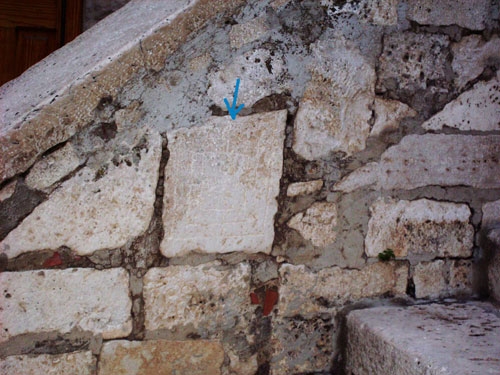 triplice cinta, Blocco inciso con triplice cinta o filetto (SECOLI/ ARCHI DI SECOLI/ XIII-XIV)