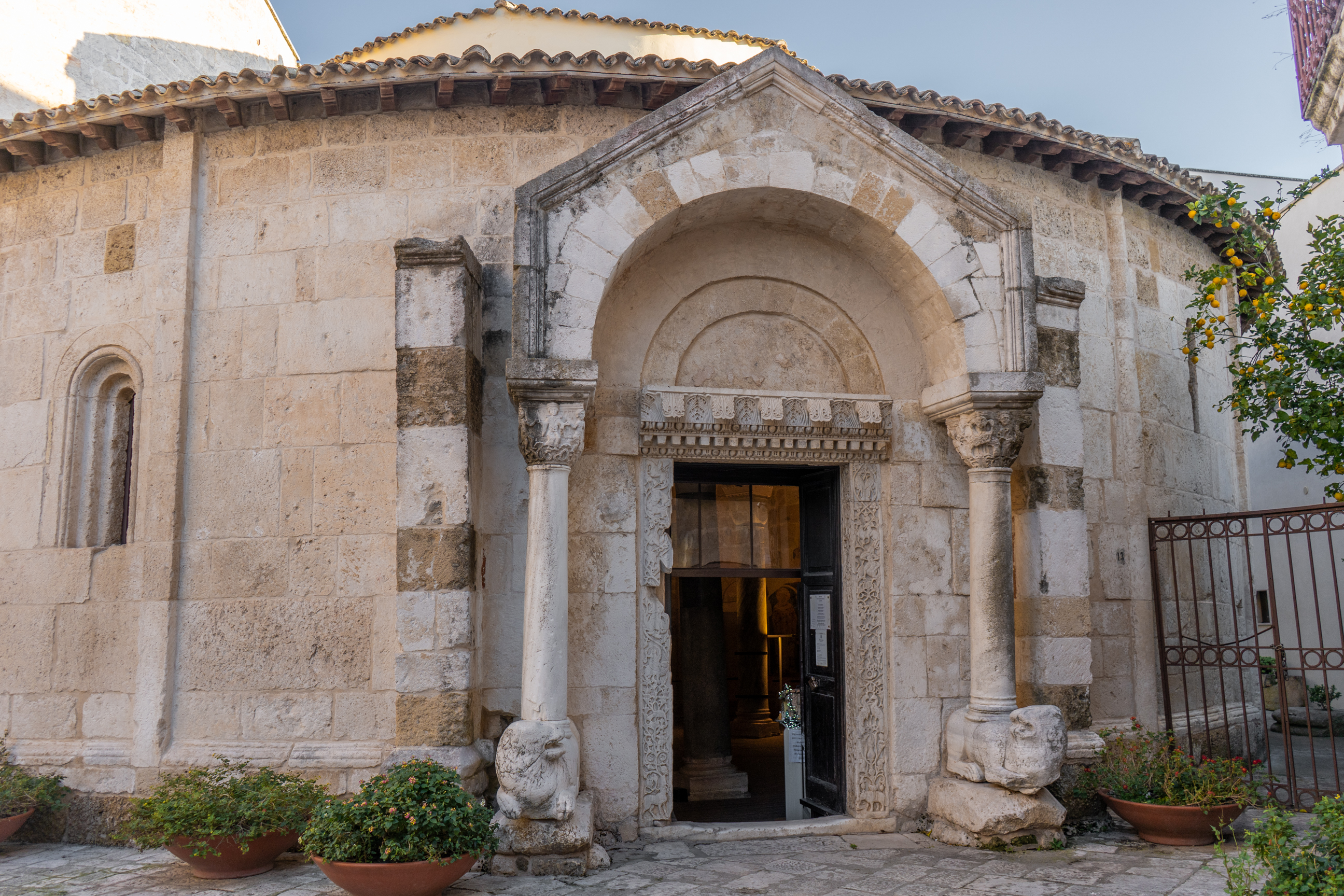 portale, Portale principale della chiesa di San Giovanni al Sepolcro (SECOLI/ ARCHI DI SECOLI/ XI-XII)