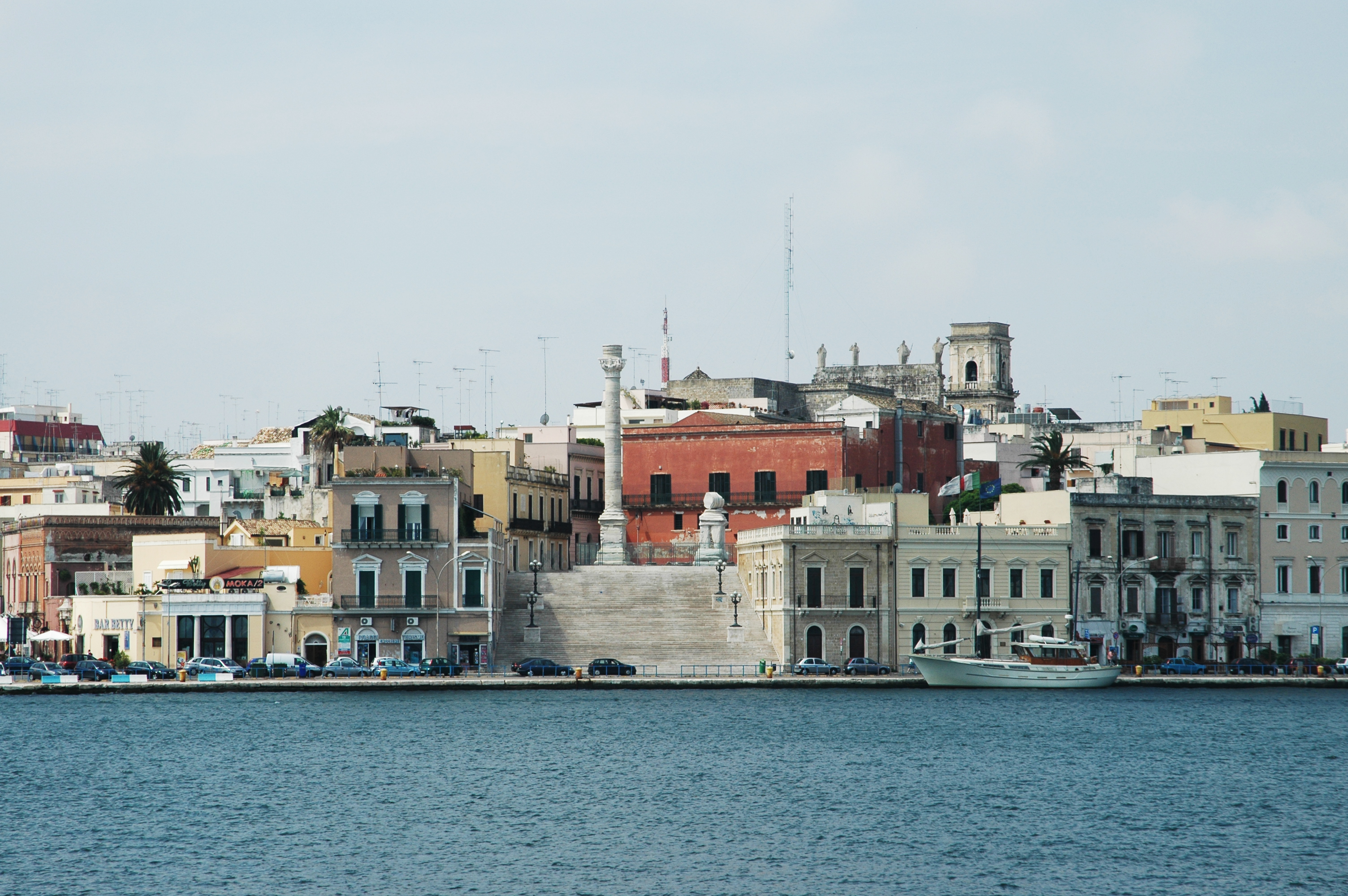 luogo commemorativo, colonna onoraria, Colonna terminale della Via Appia (PERIODIZZAZIONI/ STORIA/ Età antica/ Età romana/ Età romana imperiale)