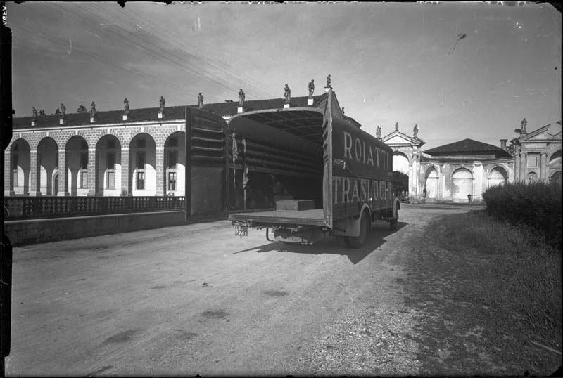 mezzi di trasporto: camion, ditta Roiatti (negativo) di Archivio Fotografico della R. Soprintendenza di Trieste (secondo quarto XXI)