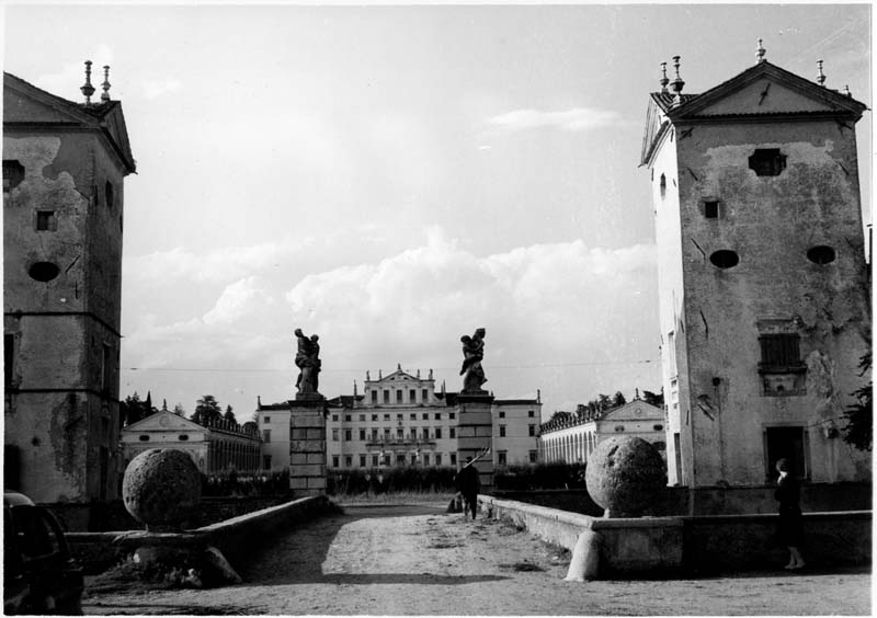 Esterni: viale principale; cancello d'ingresso meridionale (positivo) di Anonimo (metà XXI)