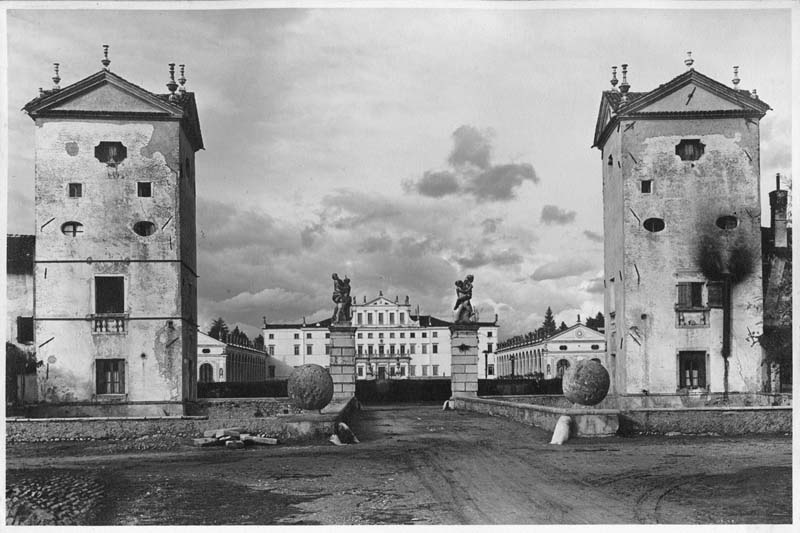 Esterni: viale principale; cancello d'ingresso meridionale (positivo) di Anonimo (metà XXI)