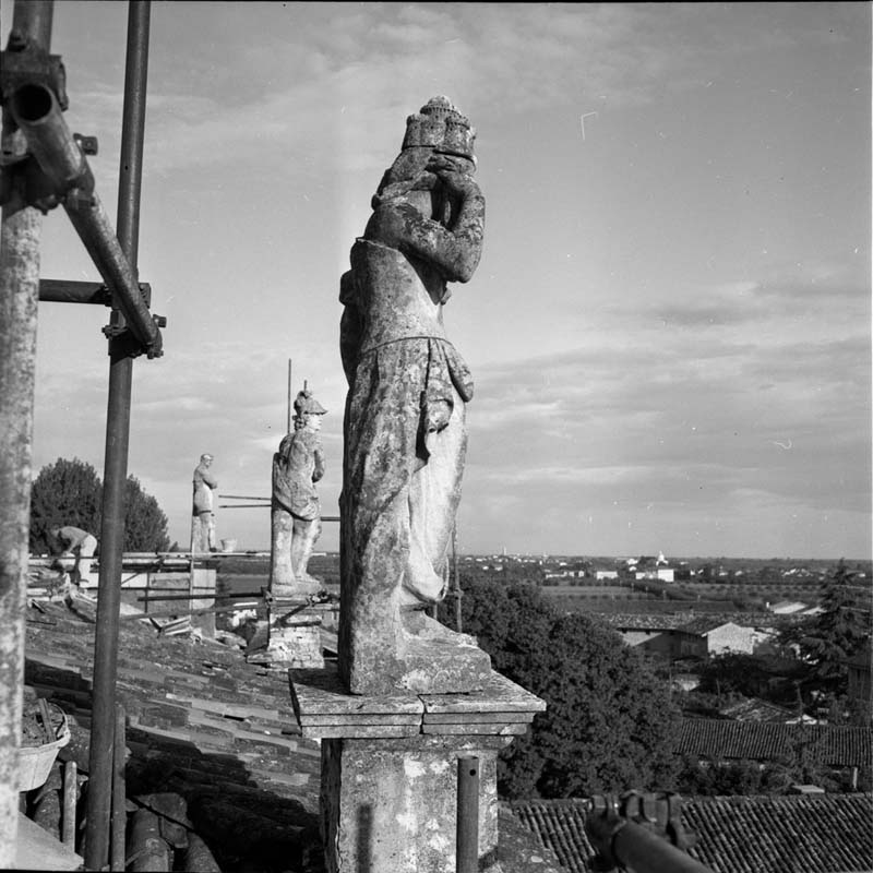 opere mobili: statue, statua, Figura allegorica femminile, ambito veneto, prima metà XVIII sec (negativo) di Brisighelli, Studio (terzo quarto XXI)