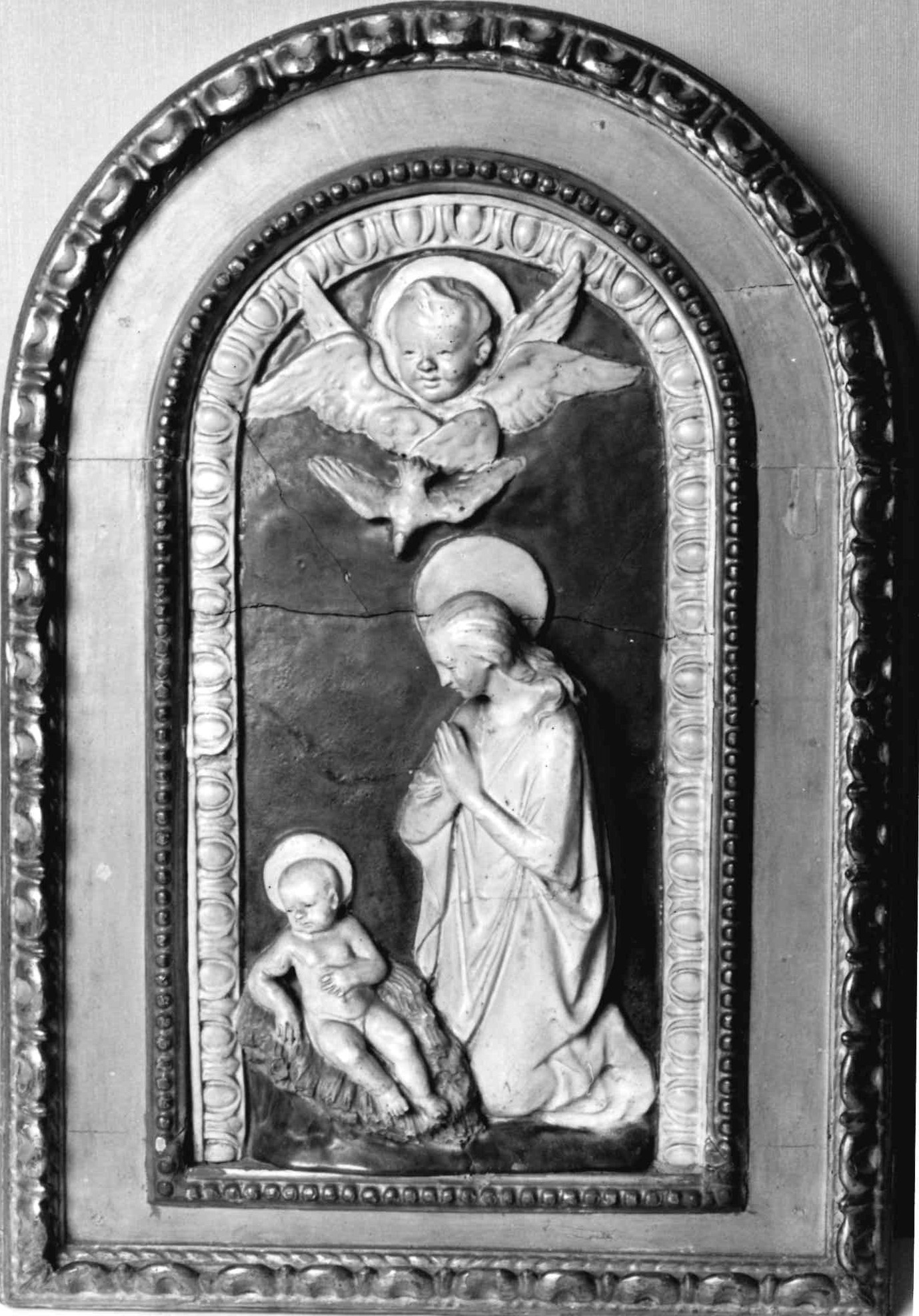 La Madonna che adora il Bambino Gesù, Adorazione del Bambino con cherubino e Spirito Santo (scultura, opera isolata) di Della Robbia Luca (bottega) (secondo quarto XV)