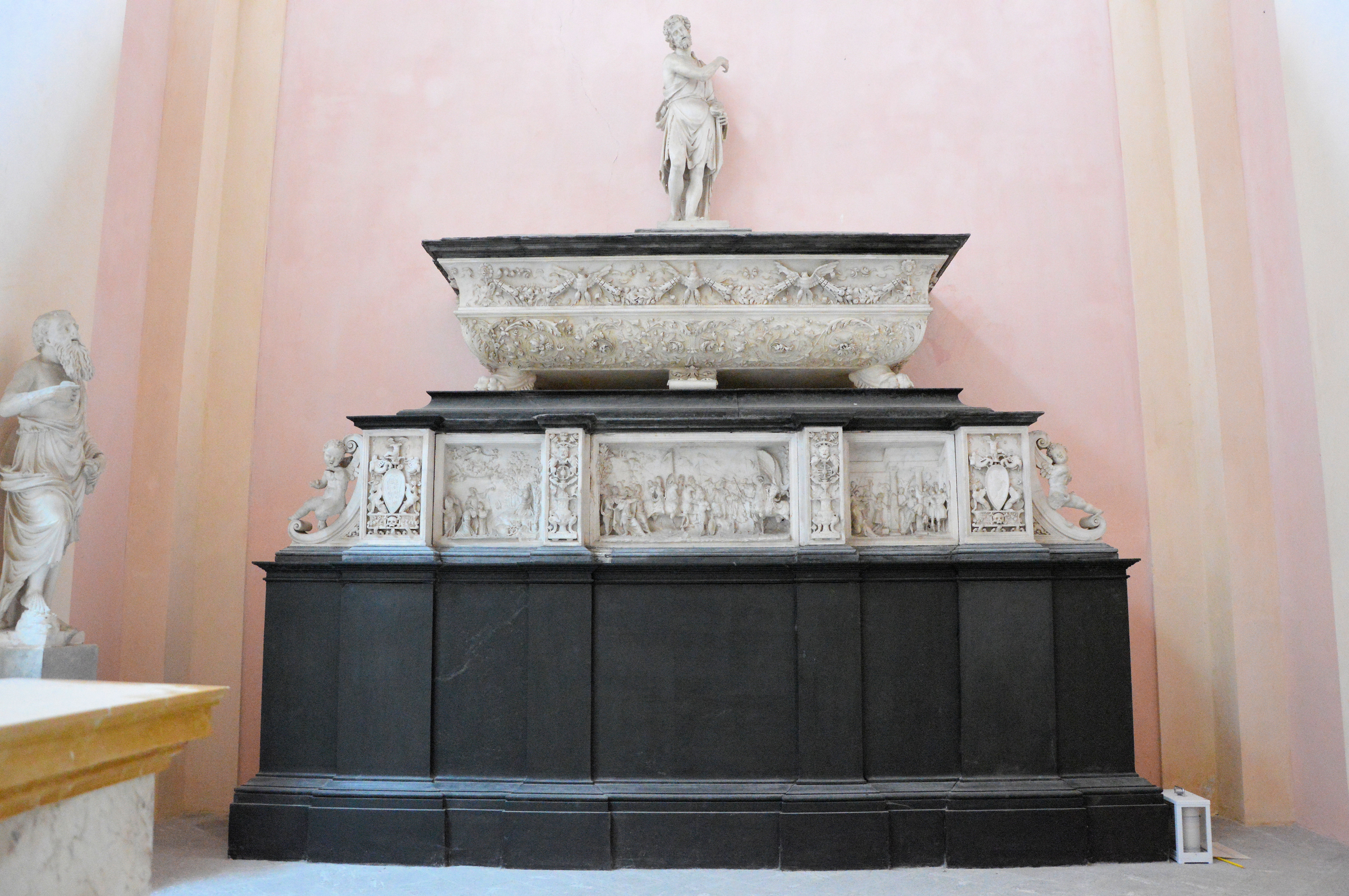 Monumento dei Birago, San Giovanni Battista; Passione di Gesù Cristo (monumento funebre - ad ara) di Busti Agostino detto Bambaia (prima metà XVI)