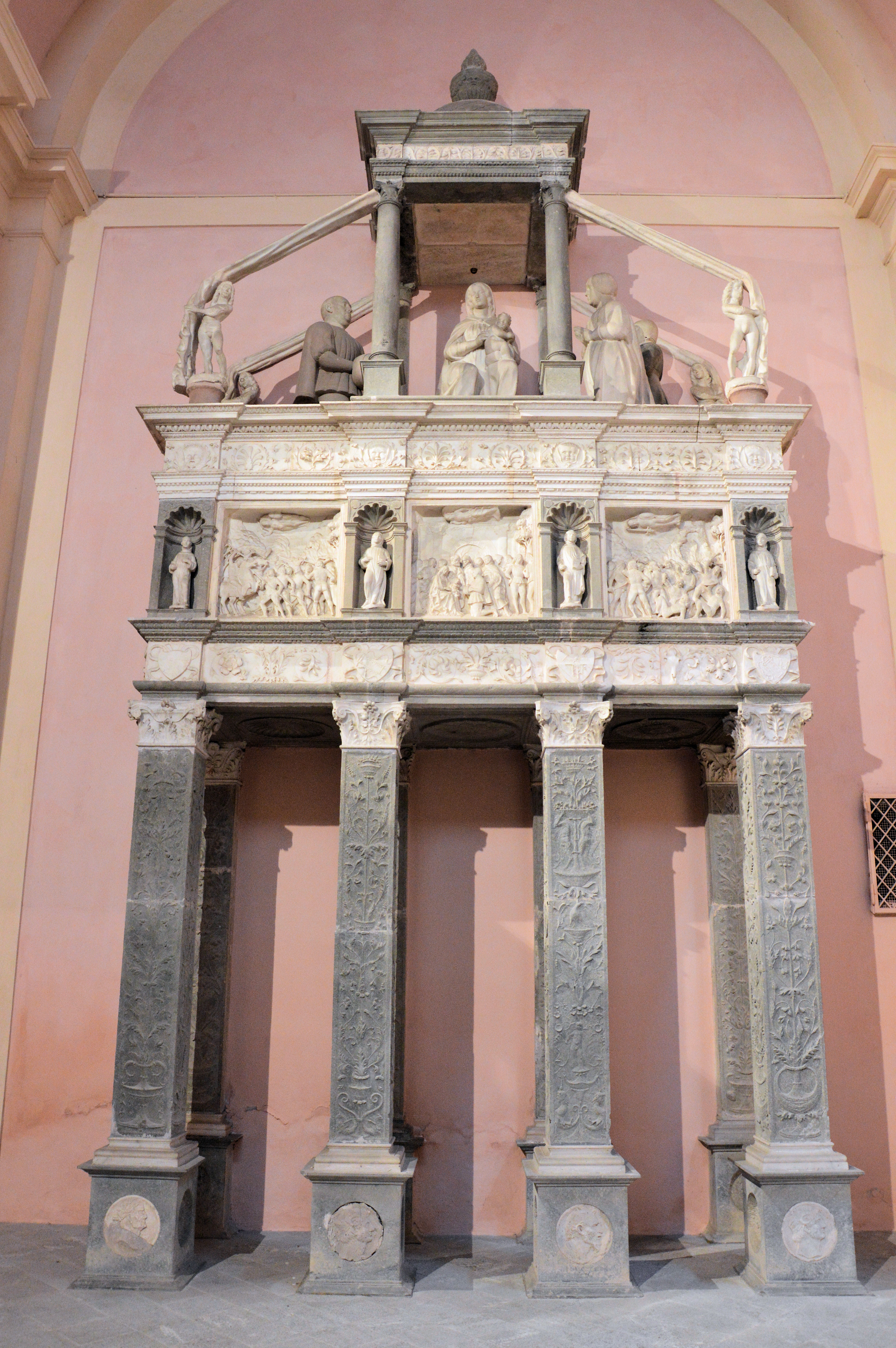 Monumento di Camillo Borromeo, Madonna col Bambino, Santi e Beati (monumento funebre) di Giovan Antonio Omodeo (scuola) (fine XV)