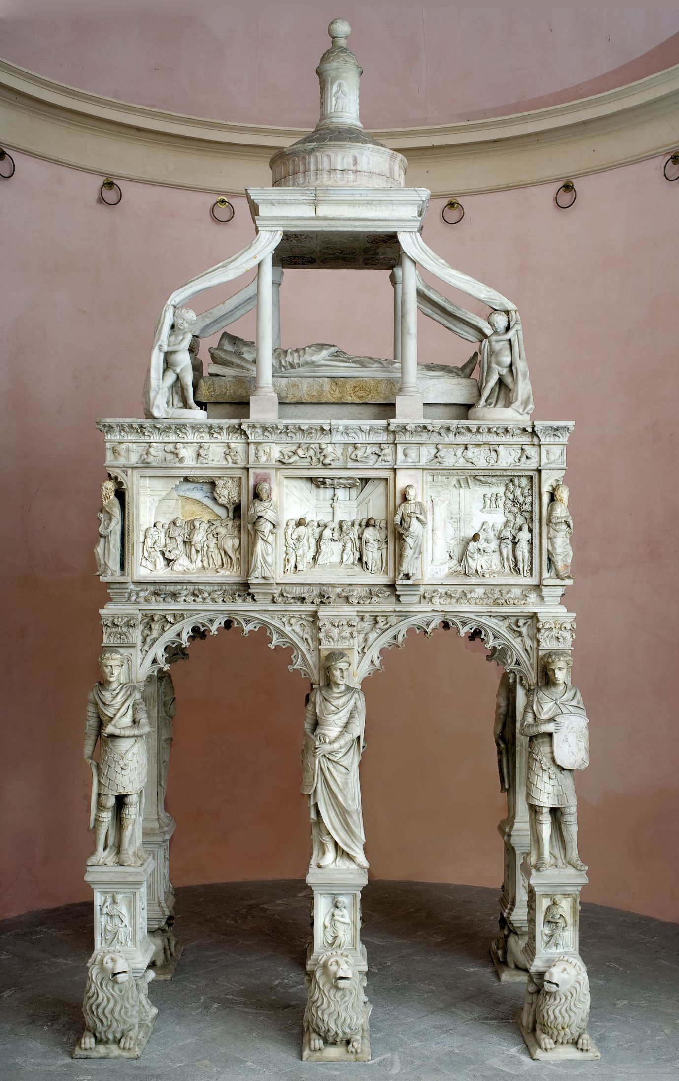 Monumento di Giovanni Borromeo, Defunto, angeli, cavallieri (monumento funebre) di Giovanni Antonio Piatti, Giovan Antonio Omodeo (seconda metà XV)